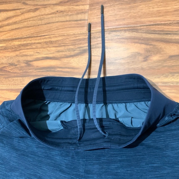 Lululemon T.H.E. Linerless Stripe Core, Blue/Black Short 9” - Men’s SIZE SMALL - Picture 6 of 14